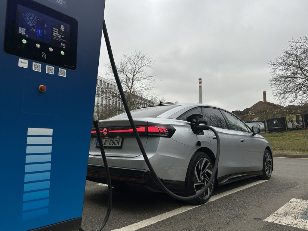 VW ID.7 u dobíječky PRE: foto Žena v autě.cz