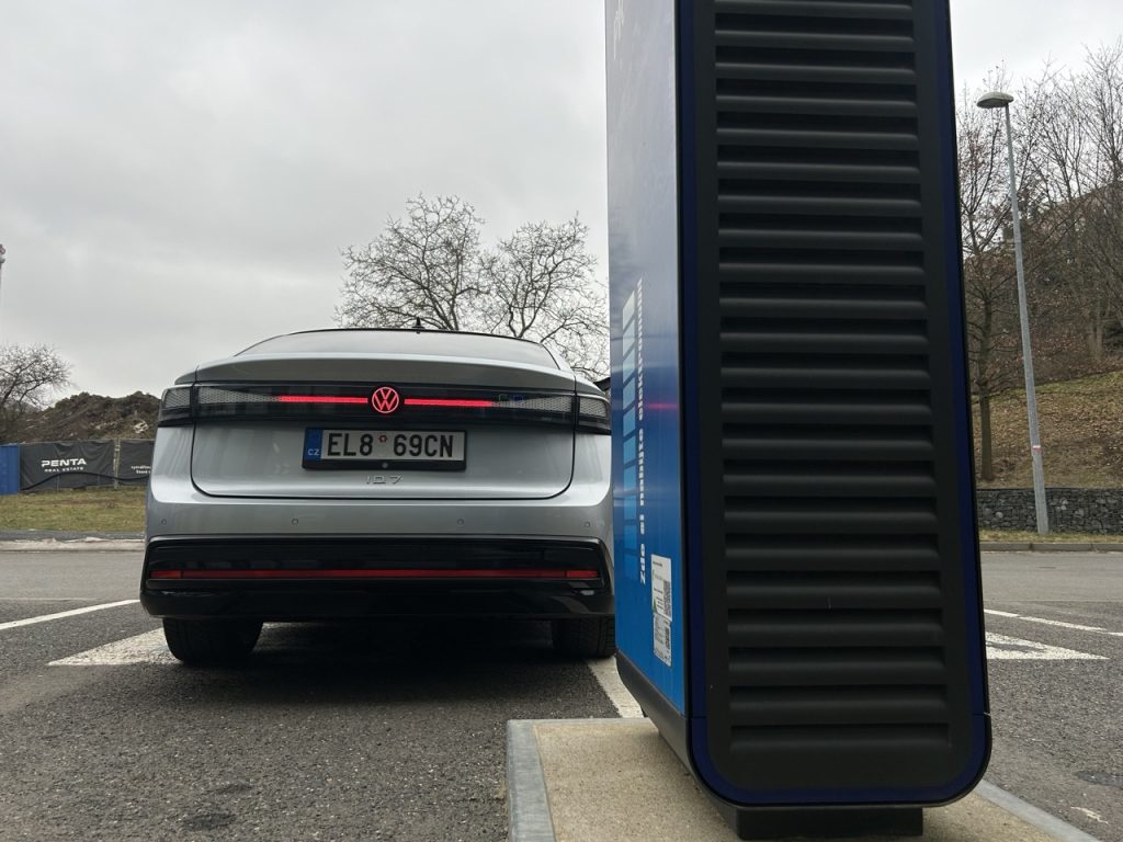 test VW ID.7: foto Žena v autě.cz_0848 ve velké velikosti