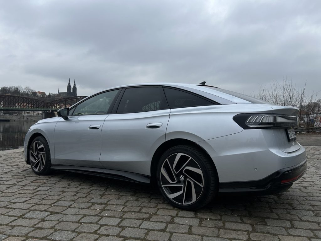 test VW ID.7: foto Žena v autě.cz_0858 ve velké velikosti