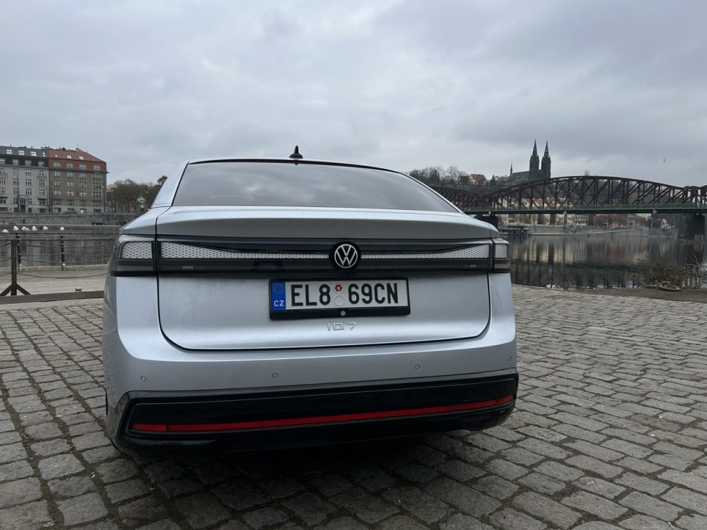 test VW ID.7: foto Žena v autě.cz_0860 ve velké velikosti