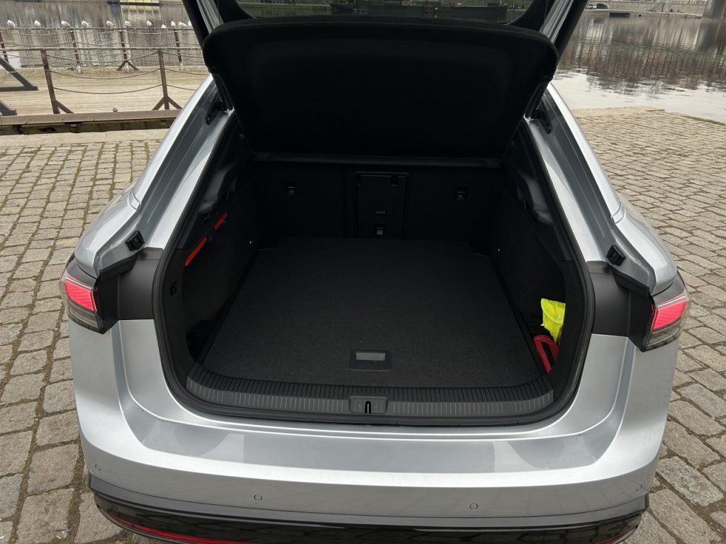 test VW ID.7: foto Žena v autě.cz_0862 ve velké velikosti