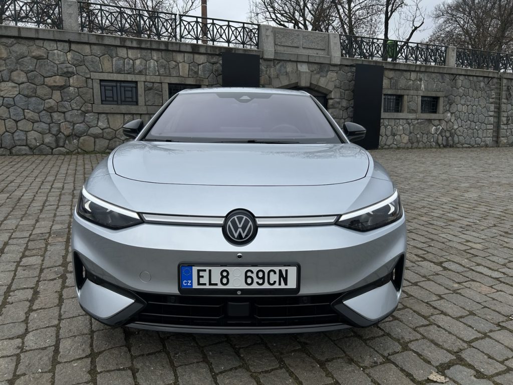 test VW ID.7: foto Žena v autě.cz_0868 ve velké velikosti