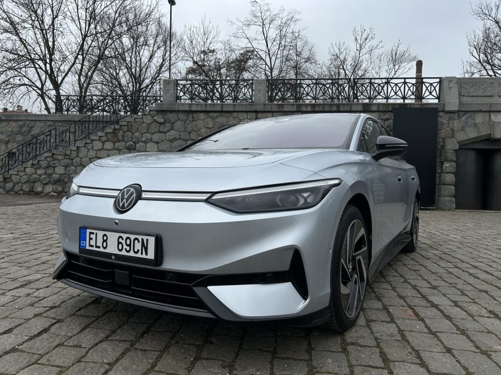 test VW ID.7: foto Žena v autě.cz_0871 ve velké velikosti
