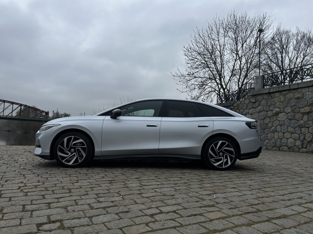 test VW ID.7: foto Žena v autě.cz_0875 ve velké velikosti