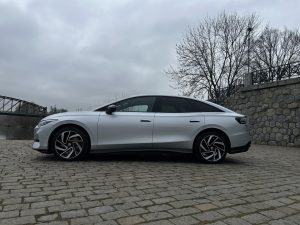 test VW ID.7: foto Žena v autě.cz_0875 ve velké velikosti