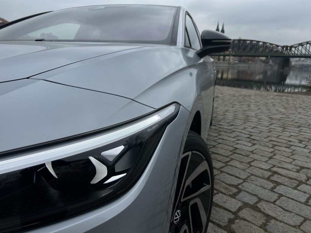 test VW ID.7: foto Žena v autě.cz_0881 ve velké velikosti