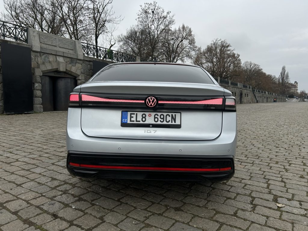 test VW ID.7: foto Žena v autě.cz_0889 ve velké velikosti