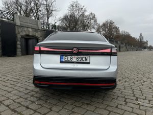 test VW ID.7: foto Žena v autě.cz_0889 ve velké velikosti