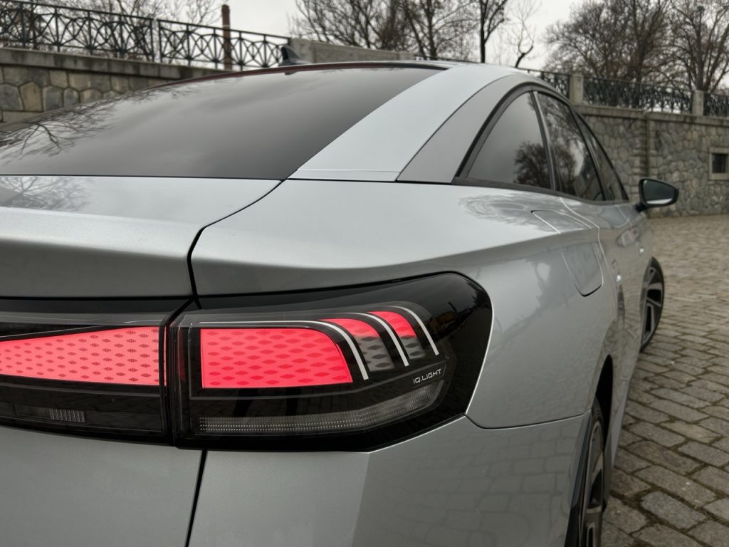 test VW ID.7: foto Žena v autě.cz_0895 ve velké velikosti