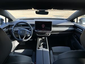 test VW ID.7: foto Žena v autě.cz_0929 ve velké velikosti