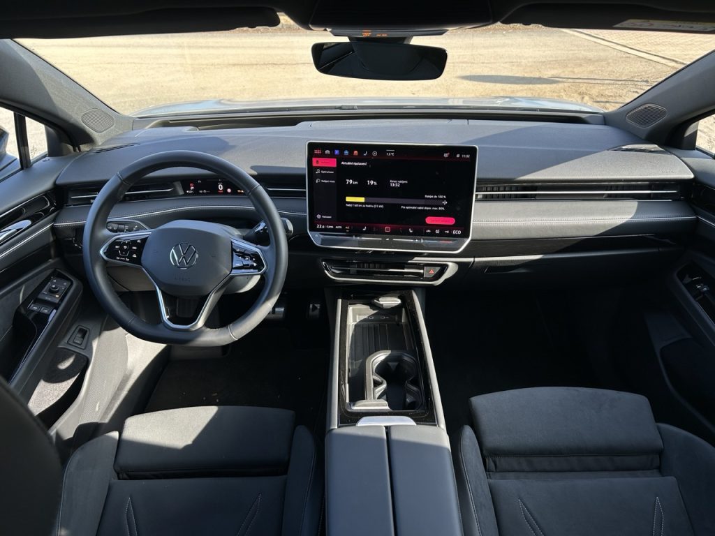 test VW ID.7: foto Žena v autě.cz_0933 ve velké velikosti