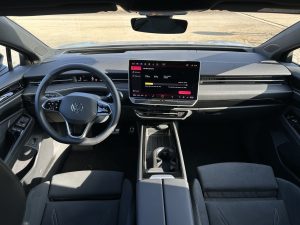 test VW ID.7: foto Žena v autě.cz_0933 ve velké velikosti