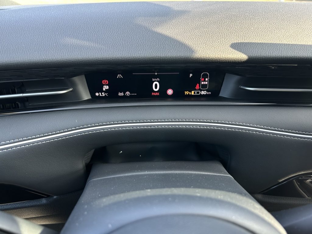 test VW ID.7: foto Žena v autě.cz_0937 ve velké velikosti
