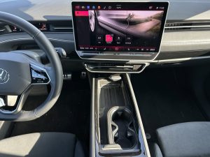 test VW ID.7: foto Žena v autě.cz_0941 ve velké velikosti