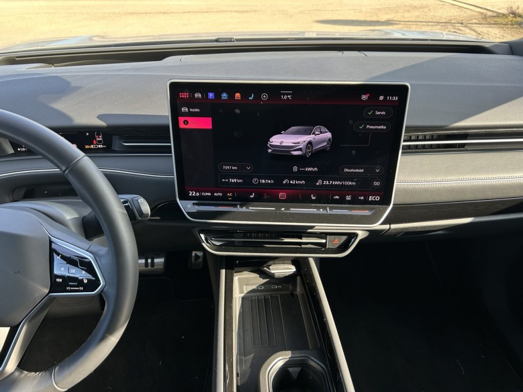 test VW ID.7: foto Žena v autě.cz_0943 ve velké velikosti