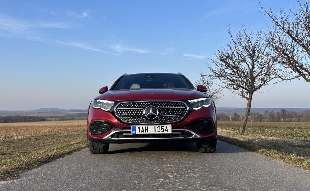 Mercedes_Benz E: foto Žena v autě.cz