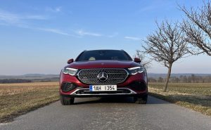 Mercedes_Benz E: foto Žena v autě.cz