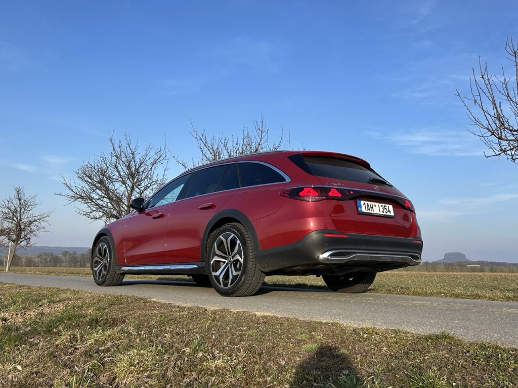 Mercedes_Benz E: foto Žena v autě.cz_1804 ve velké velikosti