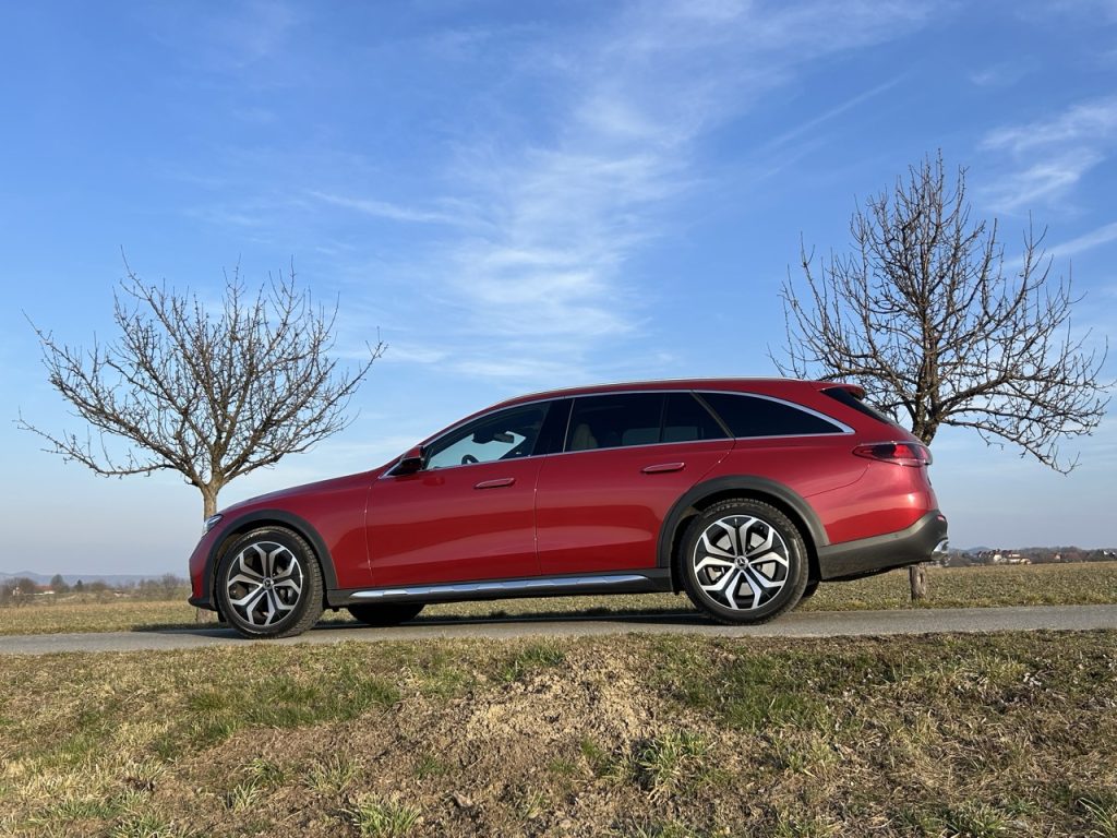 Mercedes_Benz E: foto Žena v autě.cz_1809 ve velké velikosti