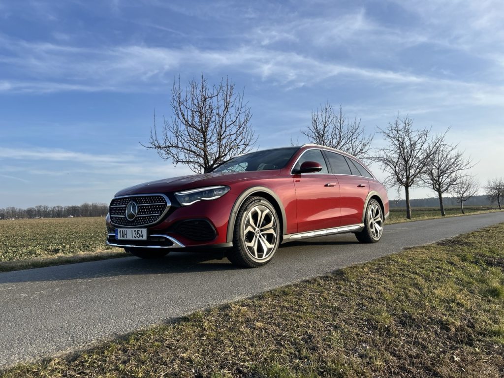 Mercedes_Benz E: foto Žena v autě.cz_1821 ve velké velikosti