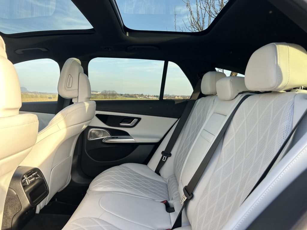 Mercedes_Benz E: foto Žena v autě.cz_1826 ve velké velikosti