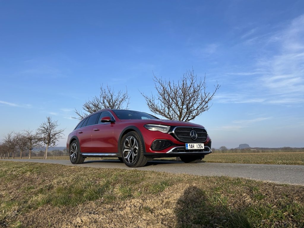Mercedes_Benz E: foto Žena v autě.cz_1833 ve velké velikosti