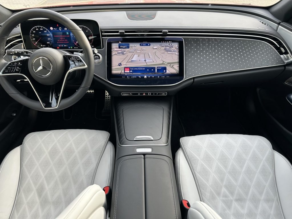 Mercedes_Benz E: foto Žena v autě.cz_1862 ve velké velikosti