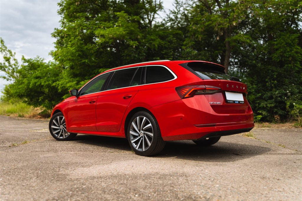 Skoda Octavia IV 15 TSI man cervena cerna kuze-04 (1)