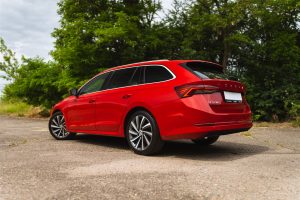 Skoda Octavia IV 15 TSI man cervena cerna kuze-04 (1)