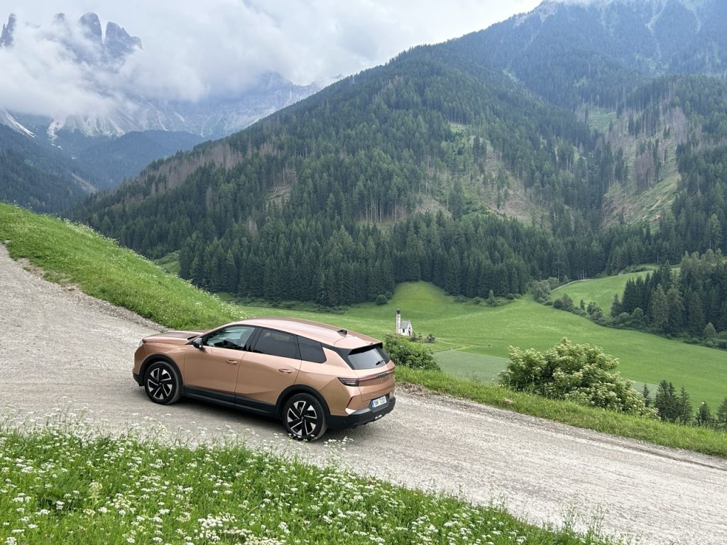 Opel Grandland: foto Žena v autě.cz_5440 ve velké velikosti