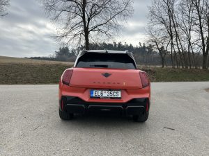 TEST MINI Aceman SE: foto Žena v autě.cz_1280 ve velké velikosti