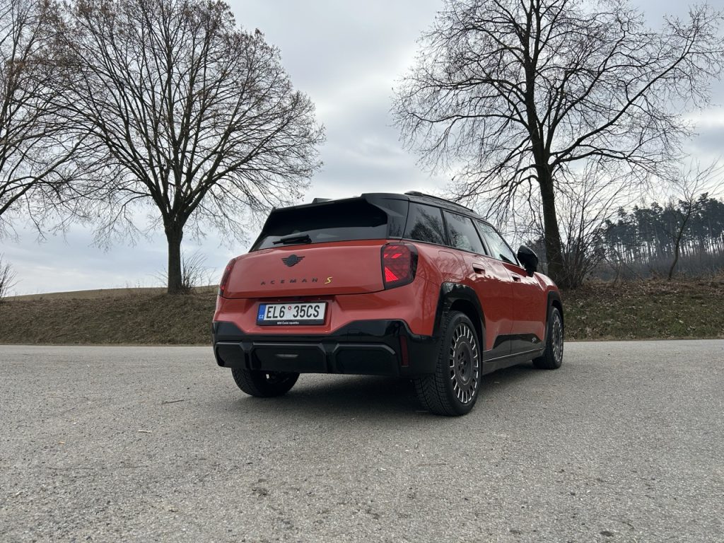 TEST MINI Aceman SE: foto Žena v autě.cz_1283 ve velké velikosti