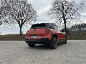 TEST MINI Aceman SE: foto Žena v autě.cz_1283 ve velké velikosti