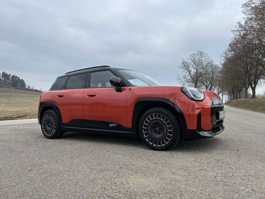 TEST MINI Aceman SE: foto Žena v autě.cz_1289 ve velké velikosti