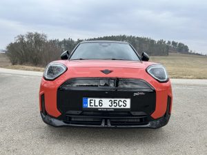 TEST MINI Aceman SE: foto Žena v autě.cz_1293 ve velké velikosti