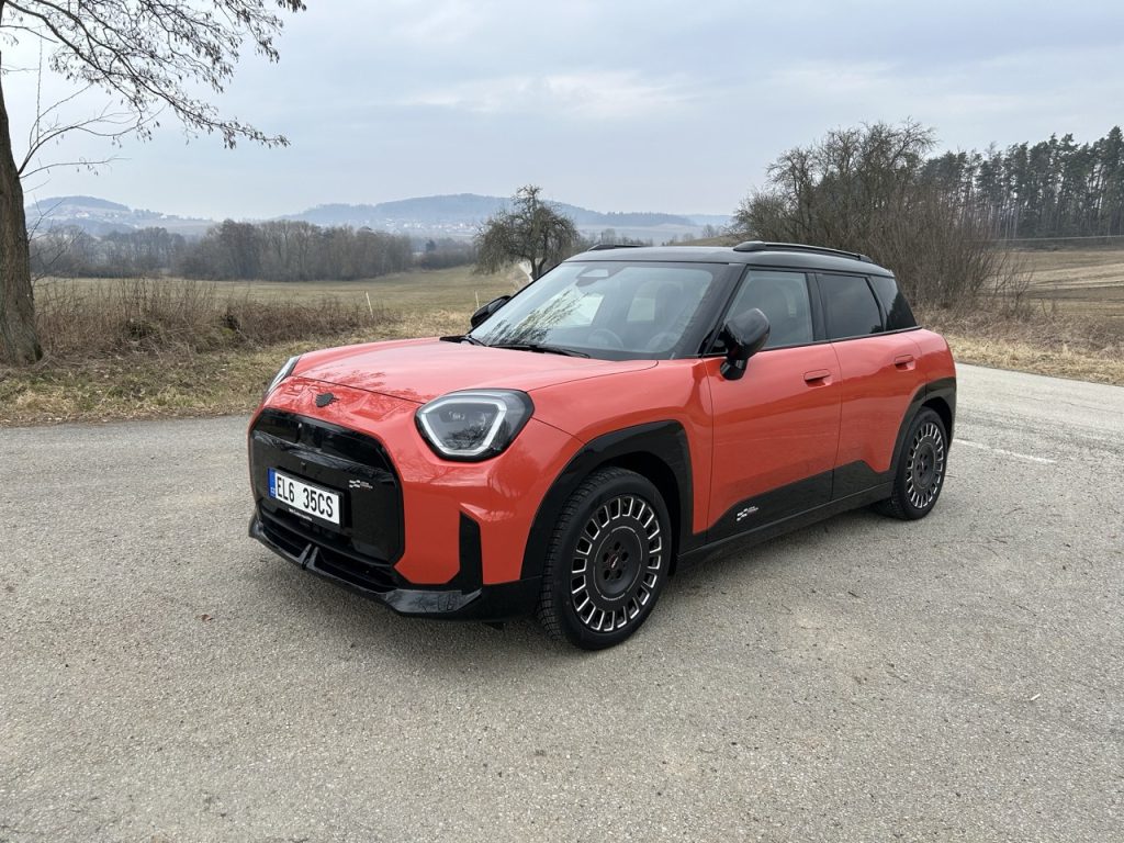 TEST MINI Aceman SE: foto Žena v autě.cz_1301 ve velké velikosti
