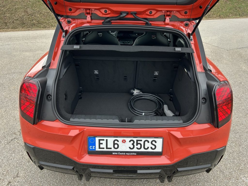 TEST MINI Aceman SE: foto Žena v autě.cz_1303 ve velké velikosti