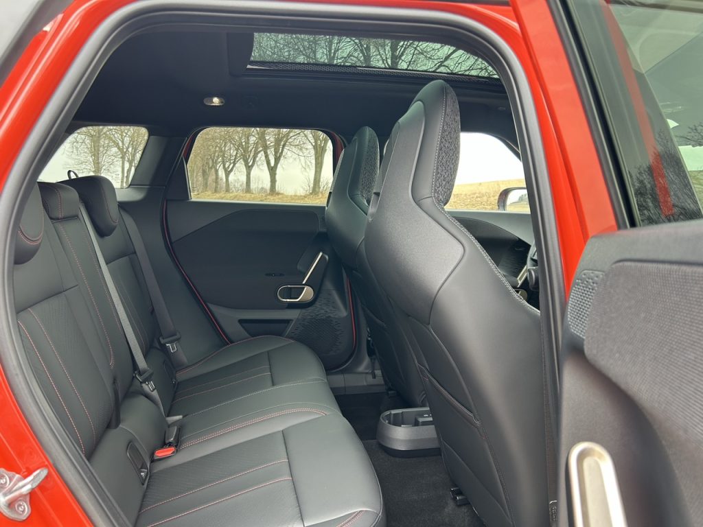 TEST MINI Aceman SE: foto Žena v autě.cz_1310 ve velké velikosti