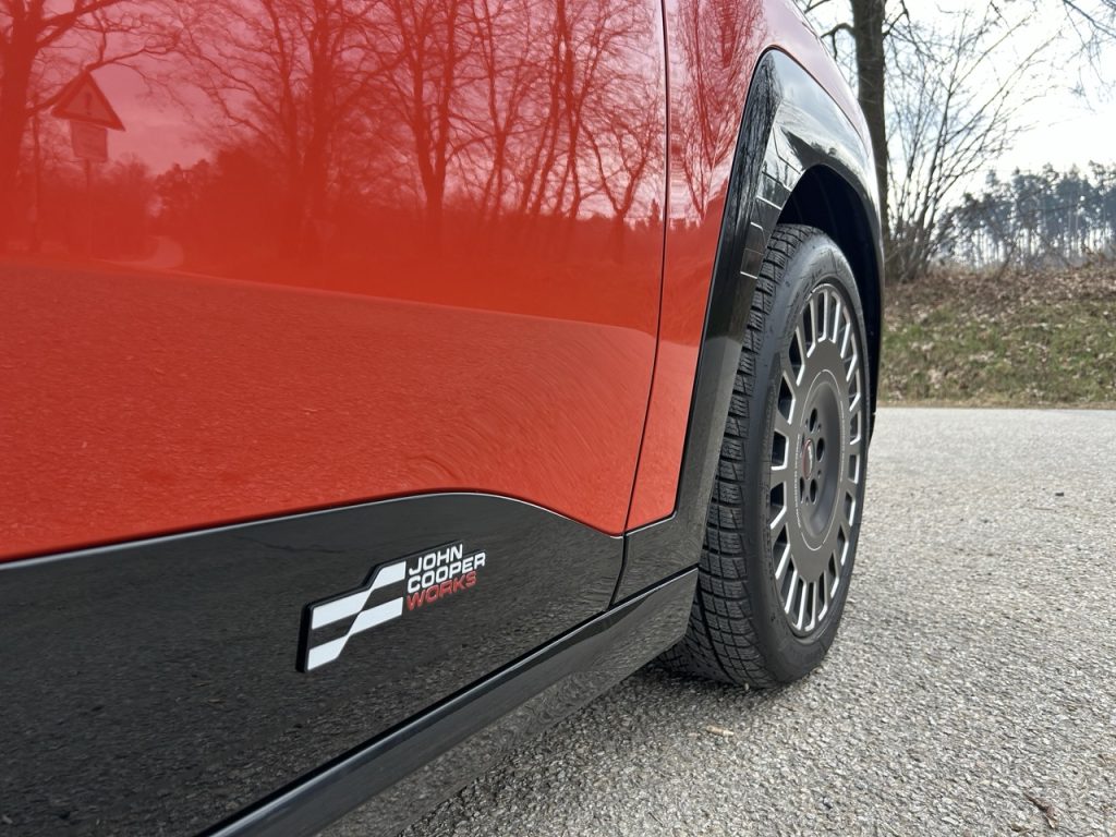 TEST MINI Aceman SE: foto Žena v autě.cz_1315 ve velké velikosti