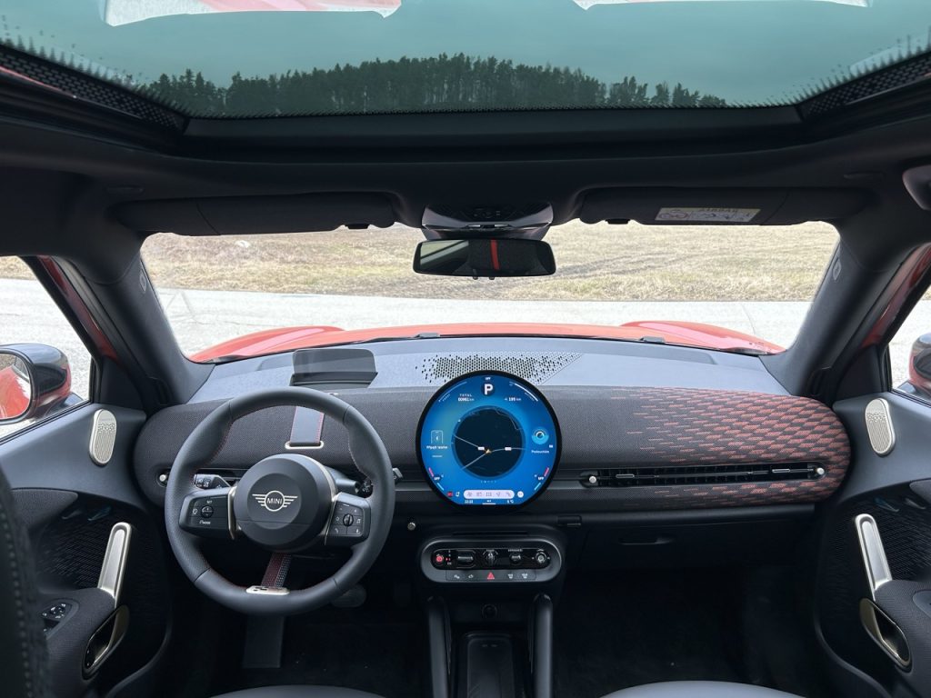 TEST MINI Aceman SE: foto Žena v autě.cz_1321 ve velké velikosti