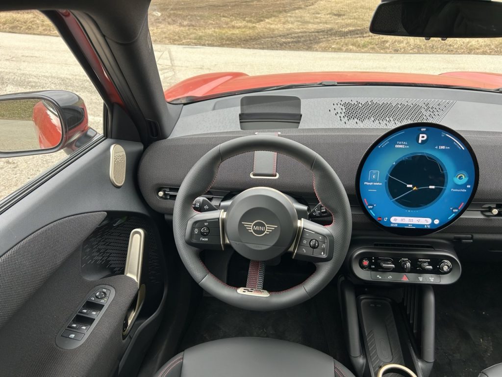 TEST MINI Aceman SE: foto Žena v autě.cz_1323 ve velké velikosti