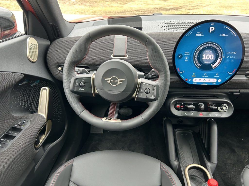 TEST MINI Aceman SE: foto Žena v autě.cz_1324 ve velké velikosti