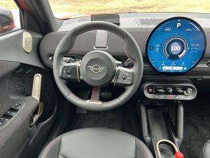 TEST MINI Aceman SE: foto Žena v autě.cz_1324 ve velké velikosti