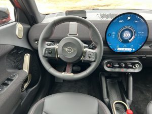 TEST MINI Aceman SE: foto Žena v autě.cz_1325 ve velké velikosti