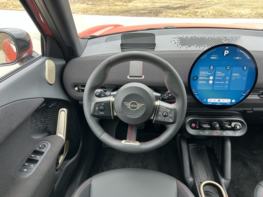 TEST MINI Aceman SE: foto Žena v autě.cz_1326 ve velké velikosti