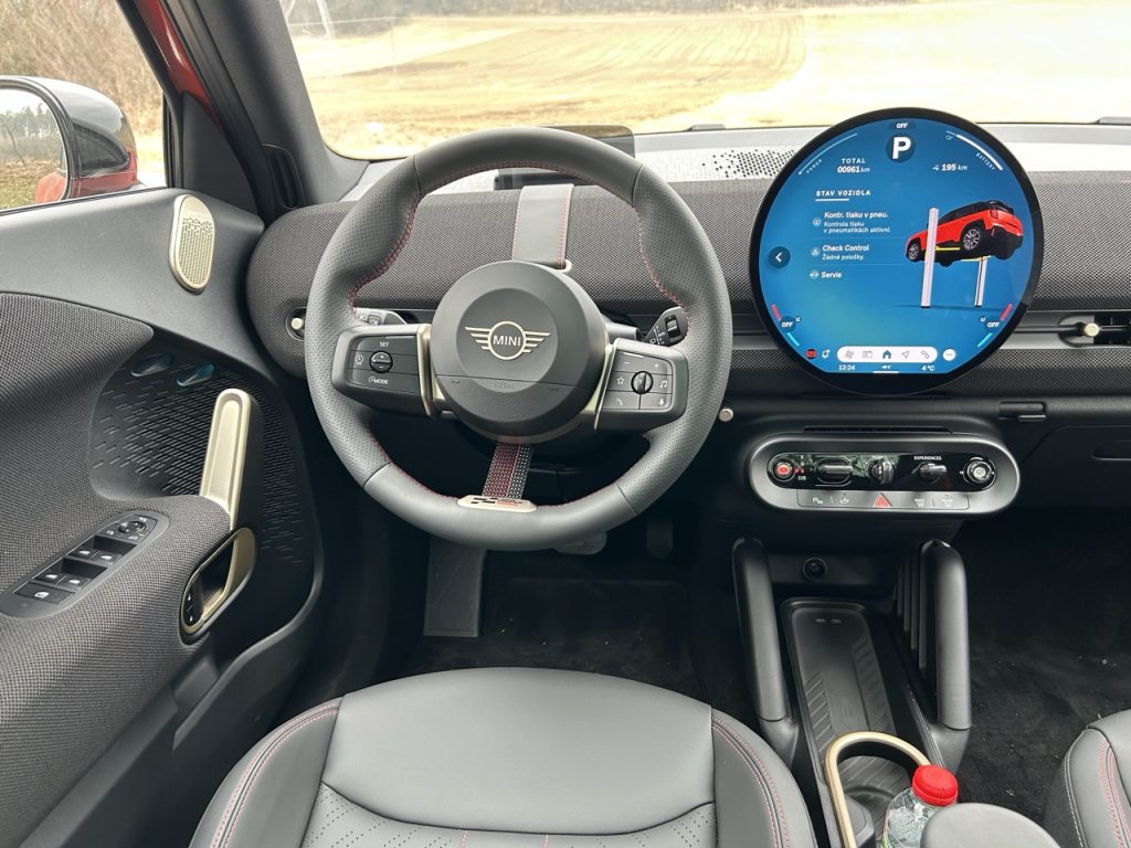 TEST MINI Aceman SE: foto Žena v autě.cz_1329 ve velké velikosti