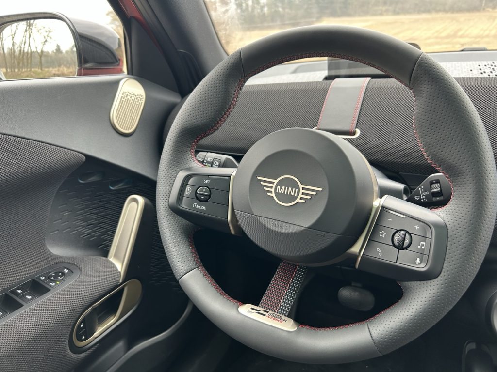 TEST MINI Aceman SE: foto Žena v autě.cz_1330 ve velké velikosti