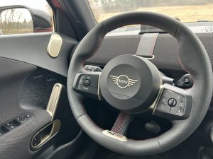 TEST MINI Aceman SE: foto Žena v autě.cz_1330 ve velké velikosti