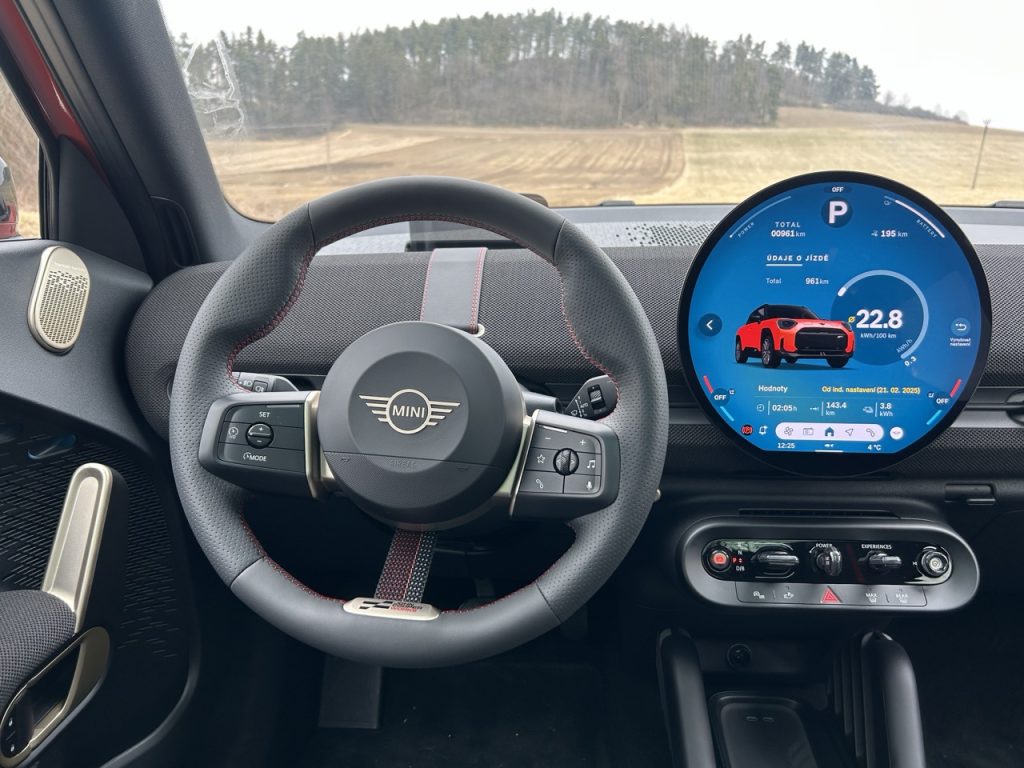 TEST MINI Aceman SE: foto Žena v autě.cz