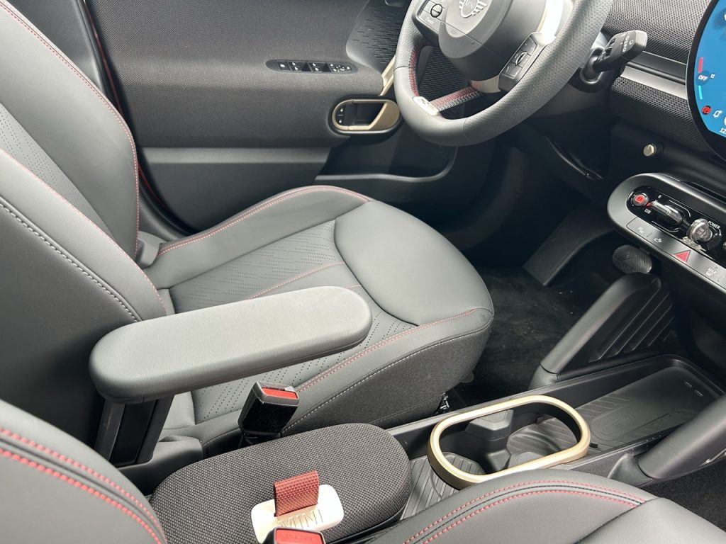 TEST MINI Aceman SE: foto Žena v autě.cz_1338 ve velké velikosti